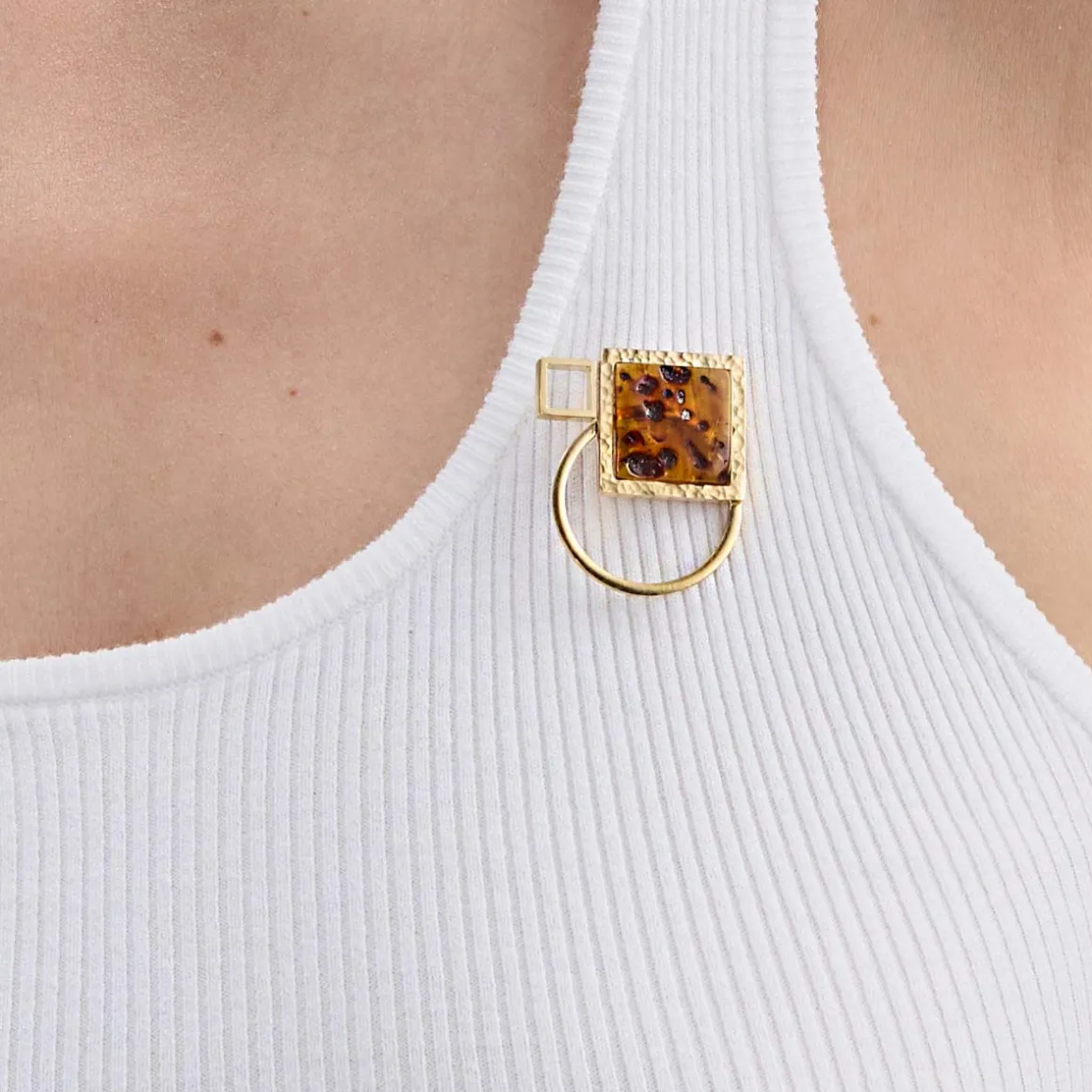 Oryginalny, pozłacany pin z bursztynem z kolekcji Baltica