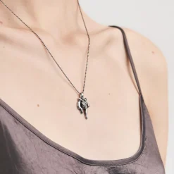 Oryginalny, srebrny naszyjnik z nieregularnym meteorytem z kolekcji Meteoros