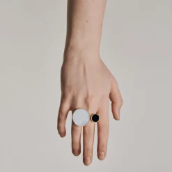 Pierścionek z onyksem i masą perłową z kolekcji Parer