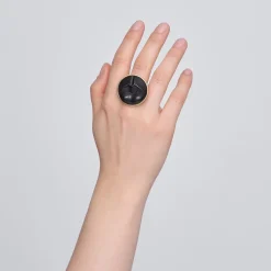 Pierścionek z ustami rzeźbionymi w drewnie z kolekcji Kembali