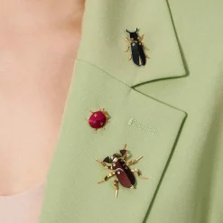 Pin w kształcie chrabąszcza z kolekcji Plantis