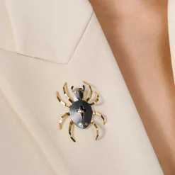 Pin w kształcie pająka krzyżaka z kolekcji Plantis