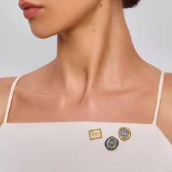 Pin w kształcie pieczęci królewskiej z kolekcji Semios