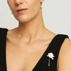 Pin z perłą i srebrną kroplą z kolekcji Perle