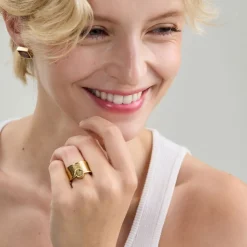 Podwójny, pozłacany pierścionek z bursztynem z kolekcji Baltica