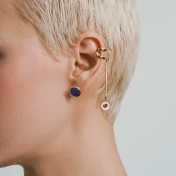 Pozłacana nausznica z zawieszką z lapis lazuli z kolekcji Orini