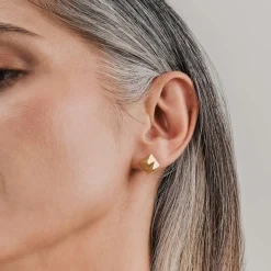 Pozłacane, drobne kolczyki na sztyft z kolekcji Julia