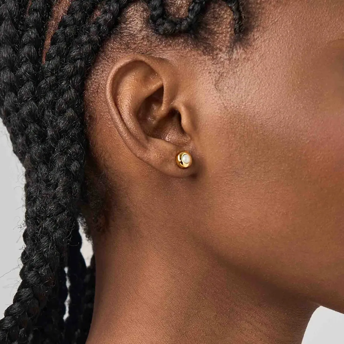 Pozłacane, drobne kolczyki na sztyfcie z perłą z kolekcji Verum