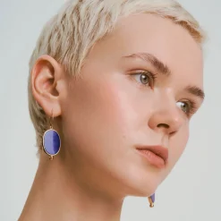 Pozłacane kolczyki na biglu z lapis lazuli z kolekcji Orini