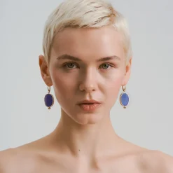 Pozłacane kolczyki na biglu z lapis lazuli z kolekcji Orini