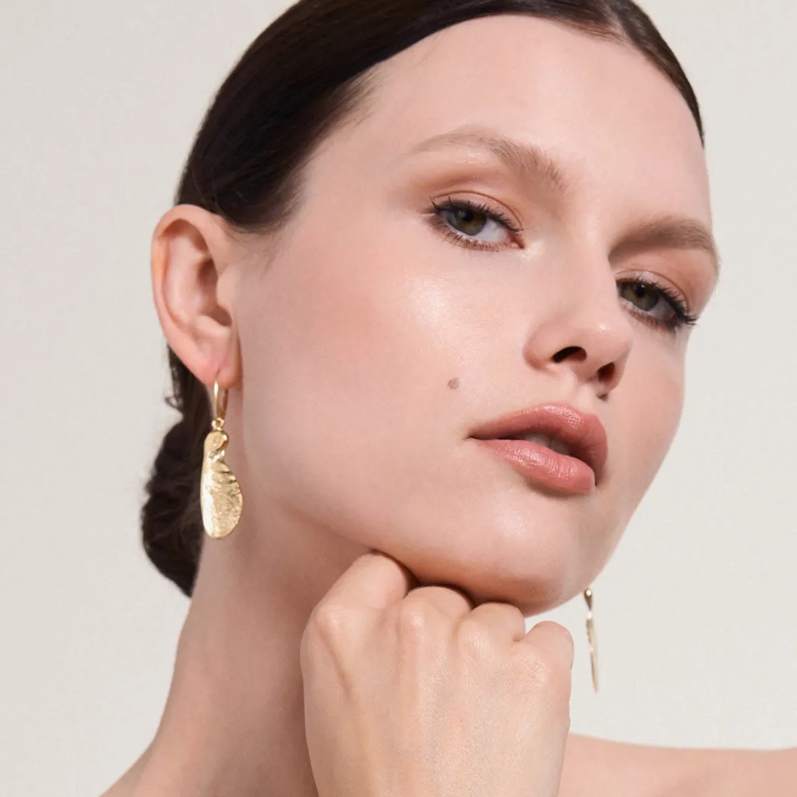 Pozłacane kolczyki noski klonowe z kolekcji Bery