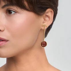 Pozłacane kolczyki z ustami rzeźbionymi w drewnie z kolekcji Kembali