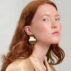 Pozłacane, krótkie kolczyki w nieregularnym kształcie z kolekcji Tache