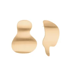 Pozłacane, krótkie kolczyki w nieregularnym kształcie z kolekcji Tache