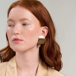 Pozłacane, krótkie kolczyki w nieregularnym kształcie z kolekcji Tache