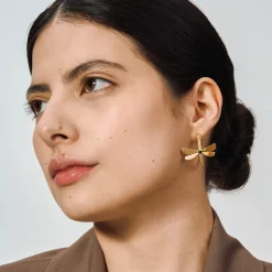 Pozłacane, okrągłe kolczyki ważki z kolekcji Plantis