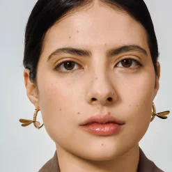 Pozłacane, okrągłe kolczyki ważki z kolekcji Plantis