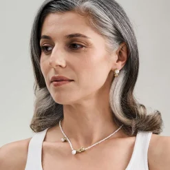 Pozłacany, krótki naszyjnik z pereł z zawieszkami w kształcie żołędzi