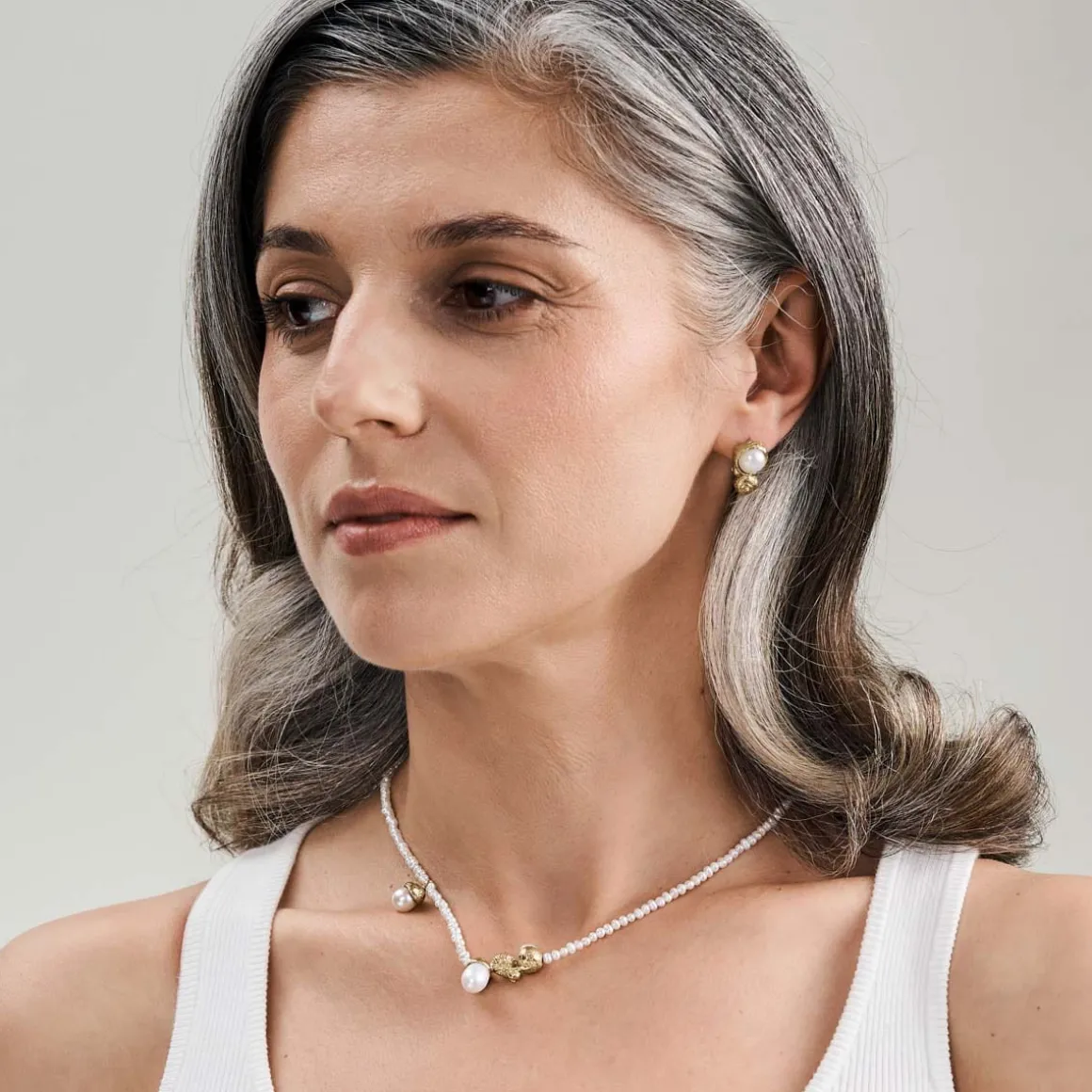 Pozłacany, krótki naszyjnik z pereł z zawieszkami w kształcie żołędzi