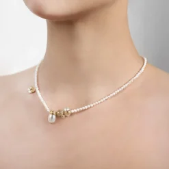 Pozłacany, krótki naszyjnik z pereł z zawieszkami w kształcie żołędzi