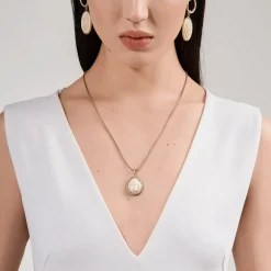 Pozłacany naszyjnik z białym skarabeuszem z kolekcji Kembali