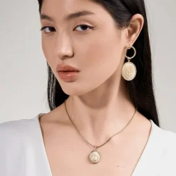 Pozłacany naszyjnik z białym skarabeuszem z kolekcji Kembali