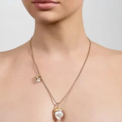 Pozłacany naszyjnik z perłami i zawieszkami w kształcie żołędzi