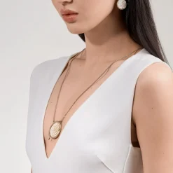 Pozłacany naszyjnik z rzeźbioną różą z kolekcji Kembali