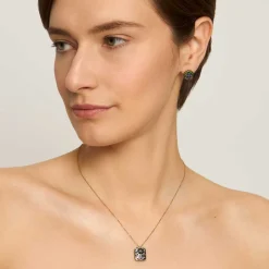 Pozłacany naszyjnik z zawieszką z roślinnym motywem z kolekcji Minakari