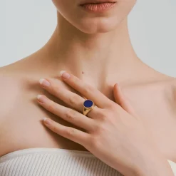 Pozłacany pierścionek sygnet z lapis lazuli z kolekcji Orini