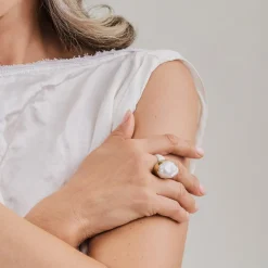 Pozłacany pierścionek z dużą, nieregularną perłą z kolekcji Verum