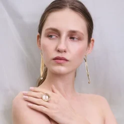 Pozłacany pierścionek z dużym kryształem górskim z kolekcji Prato