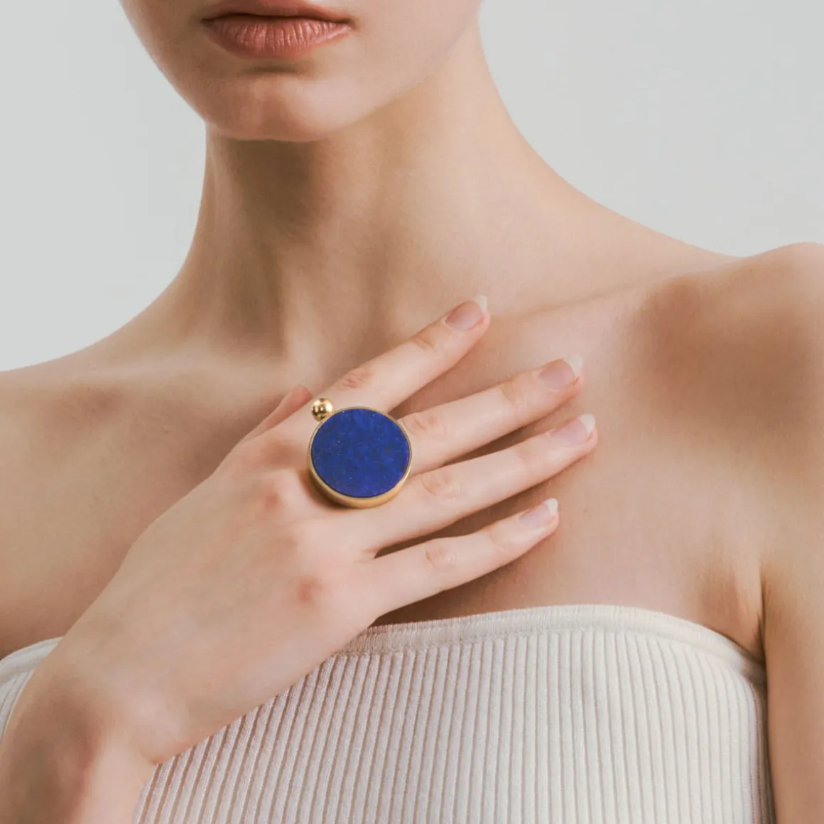 Pozłacany pierścionek z efektownym lapis lazuli z kolekcji Orini