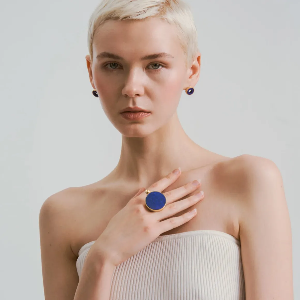 Pozłacany pierścionek z efektownym lapis lazuli z kolekcji Orini