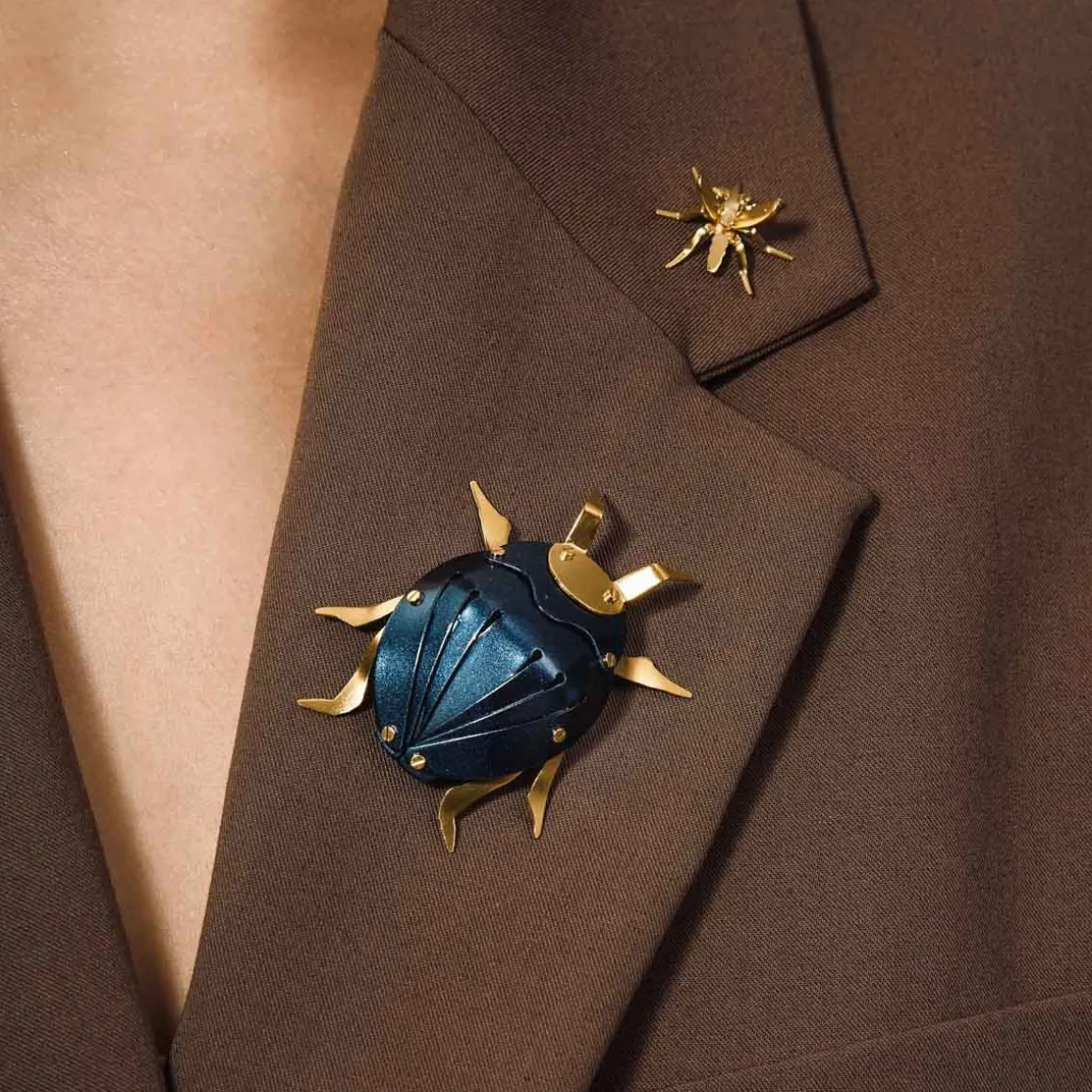 Pozłacany pin w kształcie komara z kolekcji Plantis