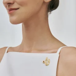 Pozłacany pin z czerwonym kryształem z kolekcji Holos