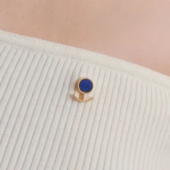 Pozłacany pin z lapis lazuli "Księżyc w nowiu" z kolekcji Orini