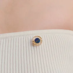 Pozłacany pin z lapis lazuli "Pełnia Księżyca" z kolekcji Orini