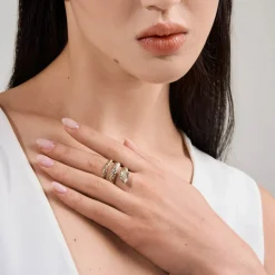 Pozłacany, szeroki pierścionek wąż z kolekcji Kembali