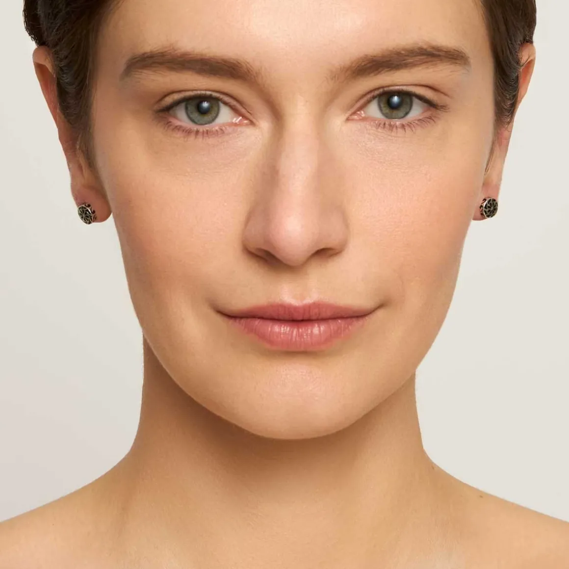 Ręcznie zdobione, srebrne kolczyki na sztyft z kolekcji Minakari