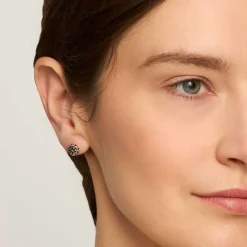 Ręcznie zdobione, srebrne kolczyki na sztyft z kolekcji Minakari