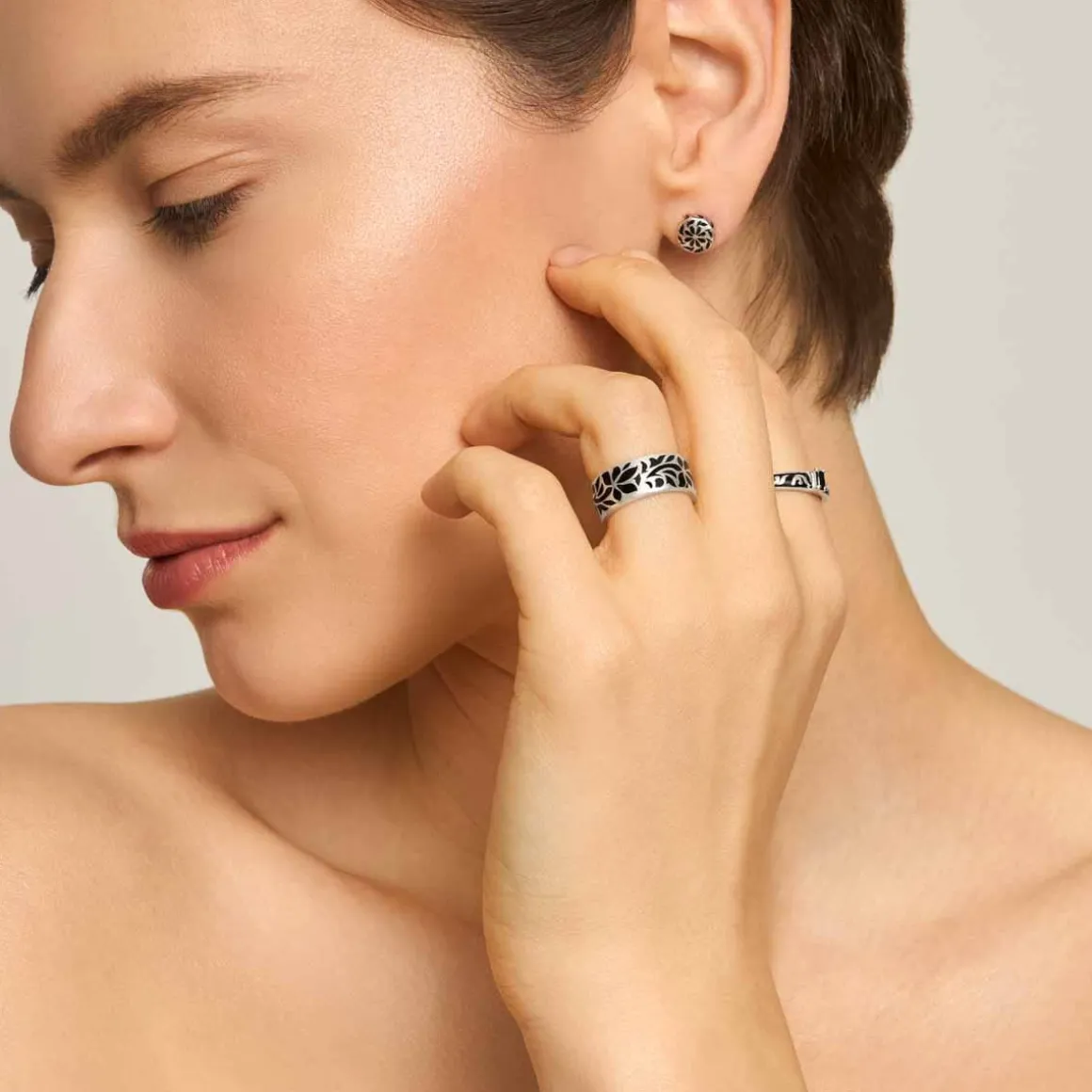 Ręcznie zdobione, srebrne kolczyki na sztyft z kolekcji Minakari