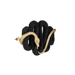 Rzeźbiona w drewnie broszka z kolekcji Kembali