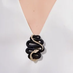 Rzeźbiona w drewnie broszka z kolekcji Kembali