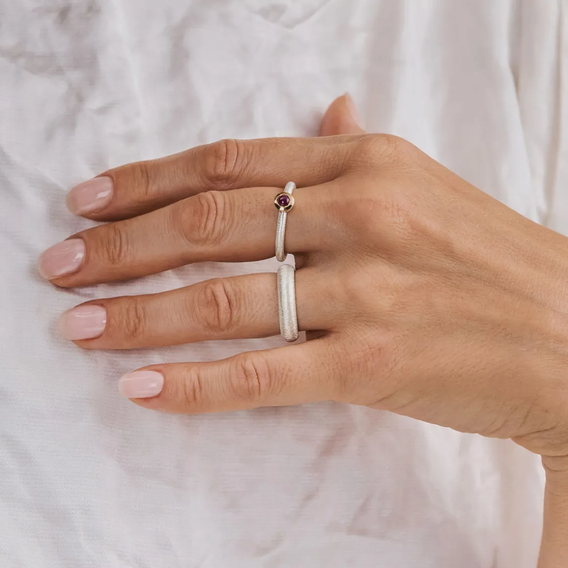 Srebrna, minimalistyczna obrączka z kolekcji Verum