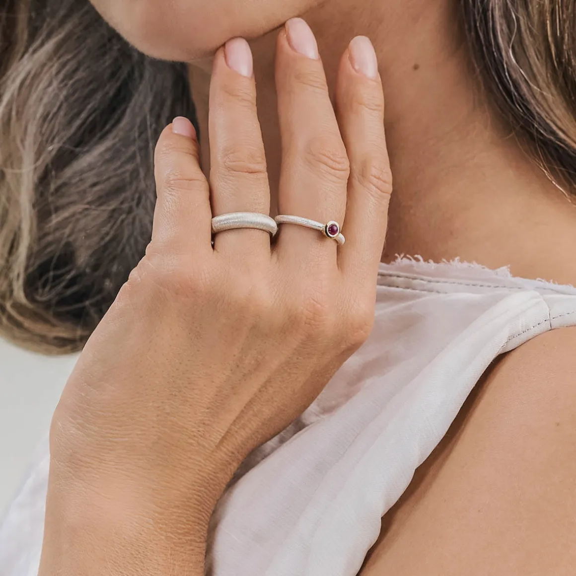 Srebrna, minimalistyczna obrączka z kolekcji Verum