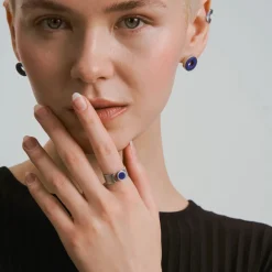 Srebrna obrączka z lapis lazuli z kolekcji Orini