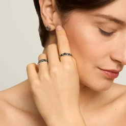 Srebrna obrączka z roślinnymi zdobieniami z kolekcji Minakari