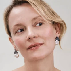 Srebrne, asymetryczne kolczyki z perłami słodkowodnymi z kolekcji Parer