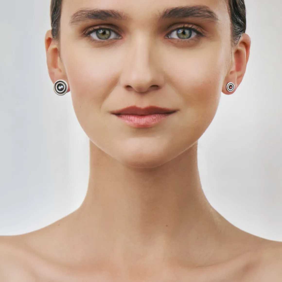 Srebrne kolczyki na sztyft z kolorowymi kryształami z kolekcji Holos